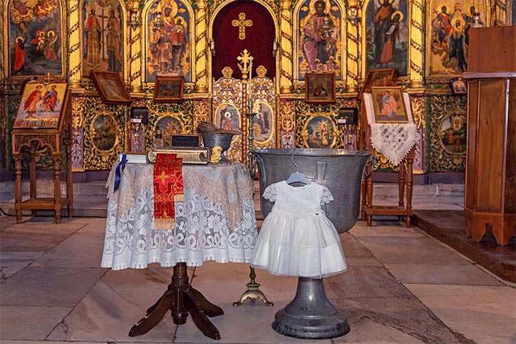 Снимка на бяла рокличка за кръщене преди ритуала в църквата.