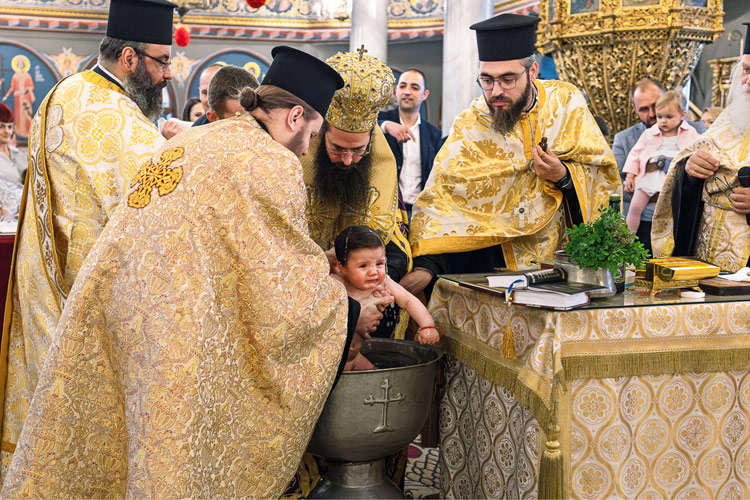 Потапяне в купела, важен момент от кръщене в митрополитски храм "Света Марина", Пловдив.