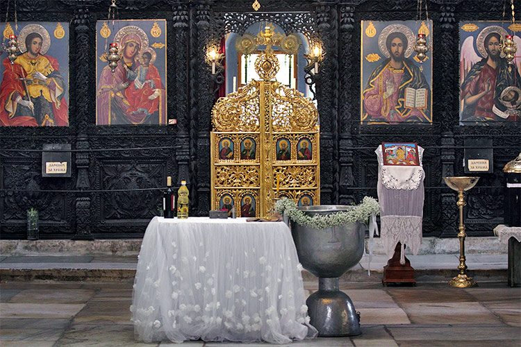 храм "Св. Неделя" в Пловдив, подготвен за ритуал Свето Кръщение.