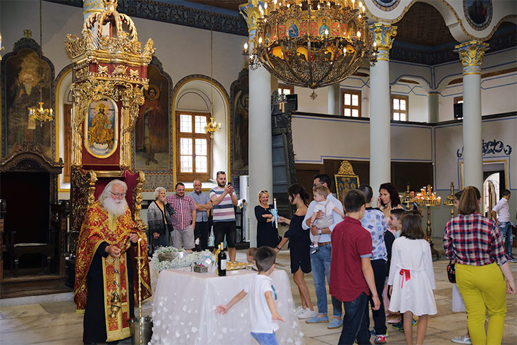 Ритуална обиколка на купела по време на кръщене в храм "Св. Неделя", Пловдив.