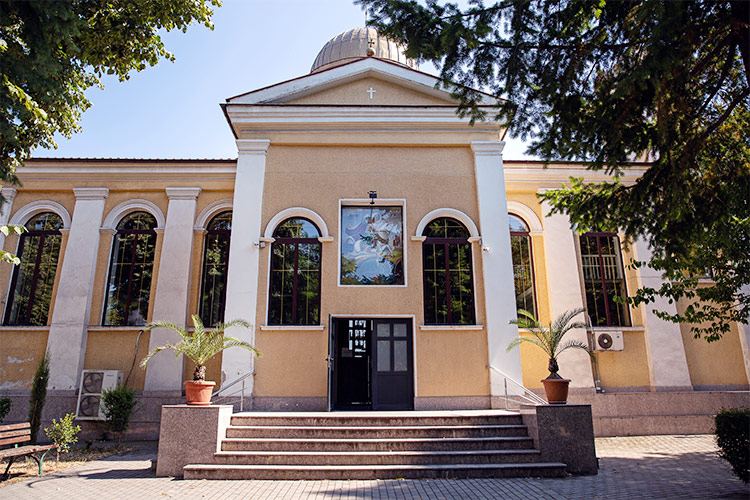 Фасадата на храм "Св. Георги" в Пловдив.