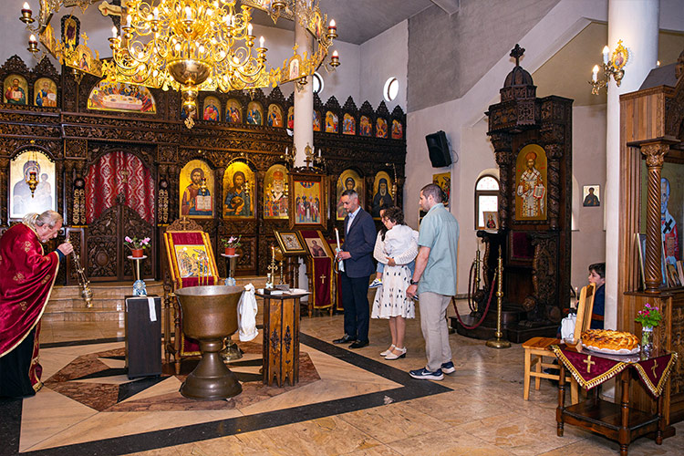 Ритуална обиколка на купела по време на кръщене в храм "Св. Климент Охридски" Пловдив.