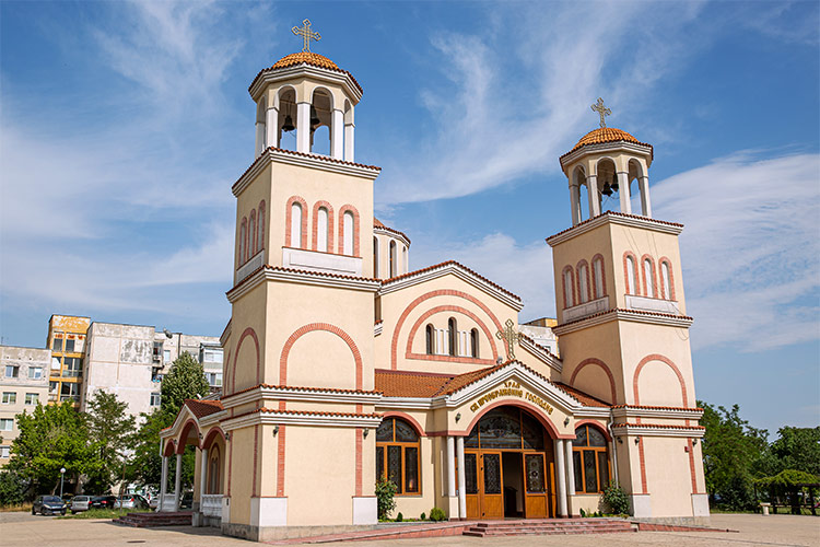 Фасадата на храм "Свето Преображение Господне" в кв. Тракия, Пловдив.