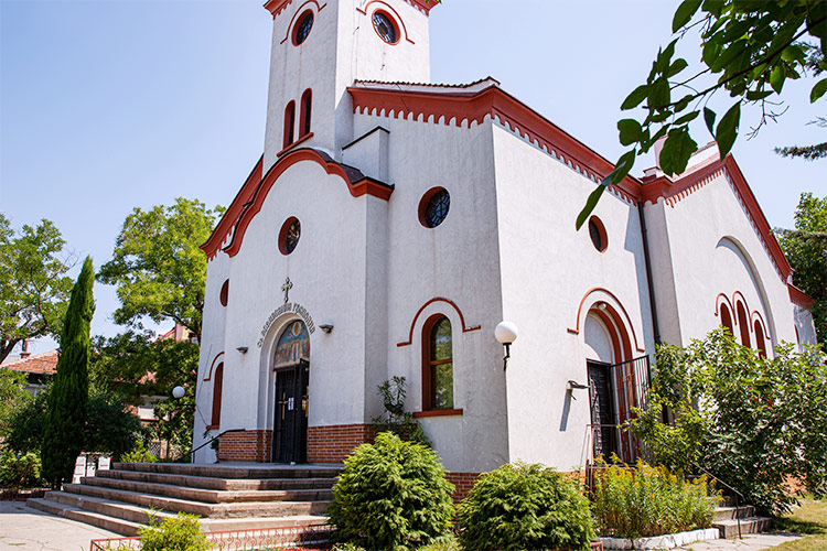 Фасадата на храм "Св. Възнесение Господне" зад военна болница в Пловдив.