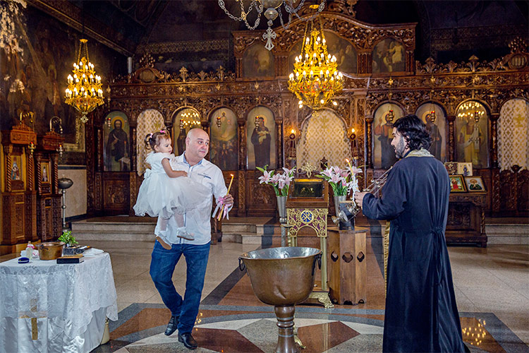 Ритуална обиколка на купела по време на кръщене в Храм "Св. Възнесение Господне" в Пловдив.