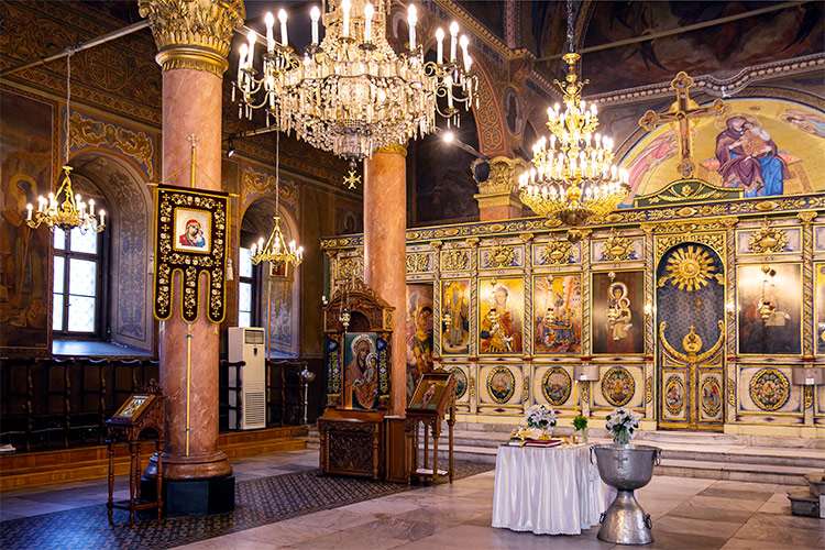 Катедрален Храм Успение Богородично Пловдив, подготвен за ритуал Свето Кръщене.