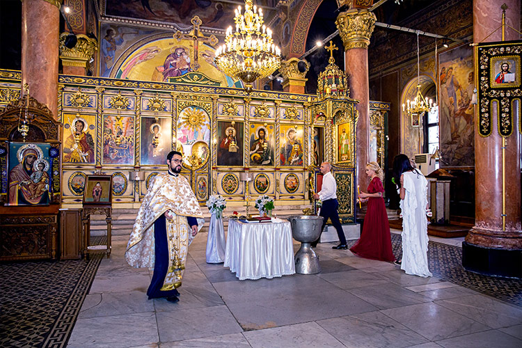 Ритуална обиколка на купела по време на ритуал Свето Кръщение в Катедрален храм Успение Богородично.