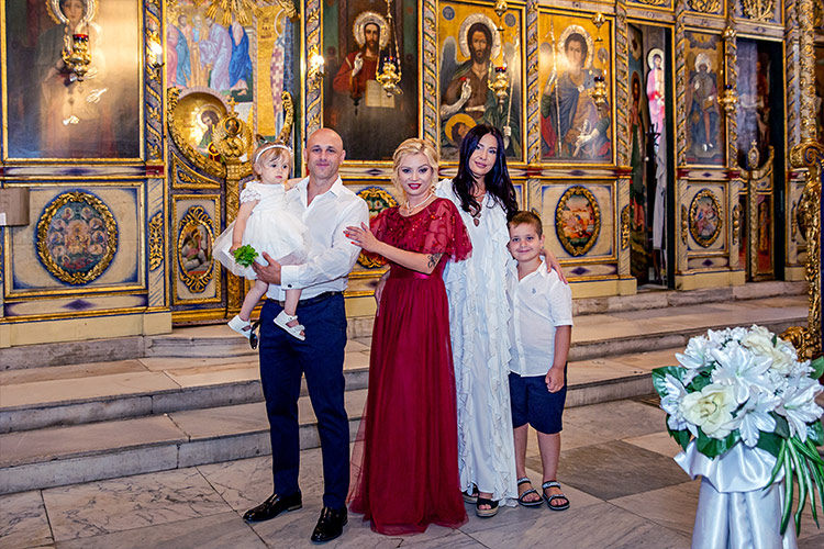 Семейство застанли за снимка след края на ритуал Свето Кръщение в Катедрален храм Успение Богородично.