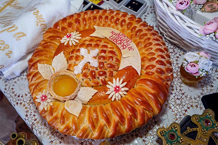 Ритуална пита за кръщене на момиче.