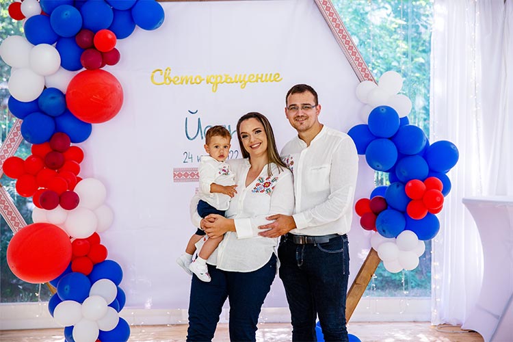Родители празнуват кръщението на своето момченце в Very Berry Wedding Tent, град Пловдив.