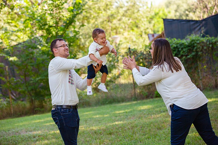 Родители се забавляват със своето момченце в двора на Very Berry Wedding Tent, град Пловдив.