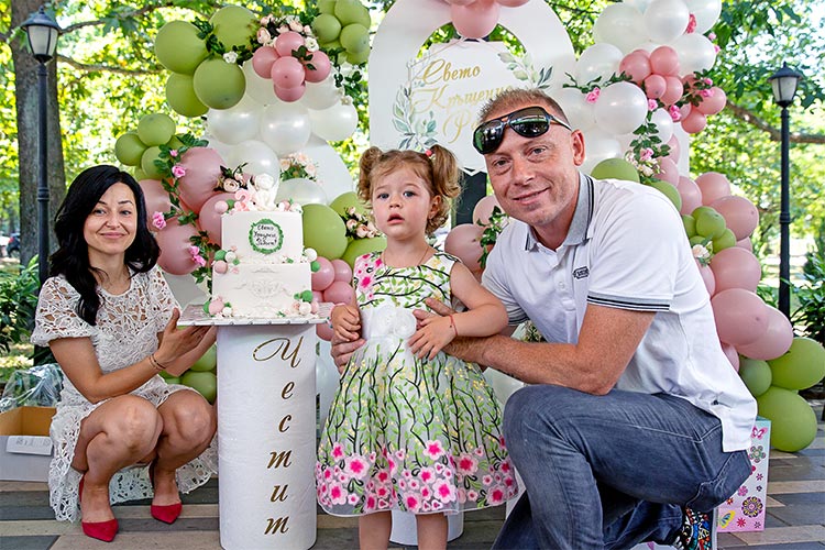 Майка и баща с момиченцето си празнуват нейните рожден ден и кръщене в ресорант Южен Полъх, град Пловдив.