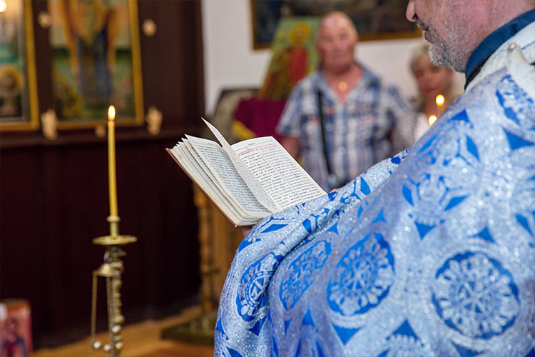 Требникът от който се чете по време на ритуал Свето Кръщение.