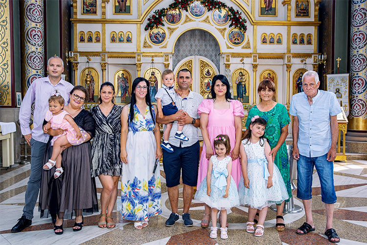 Гости и родители с новопокръстеното момченце след края на кръщението му в храм Свети Николай Мирликийски Чудотворец, град Пловдив.