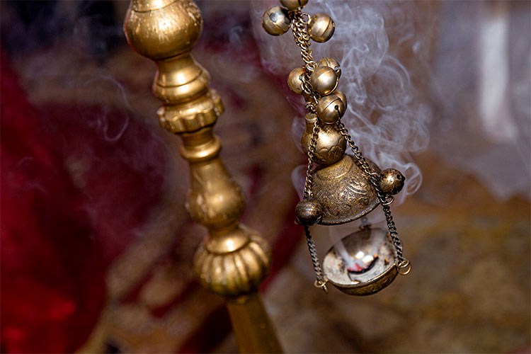 Запалено и димящо кандило по време на ритуал Свето Кръщение в храм Света Троица, град Стамболийски.