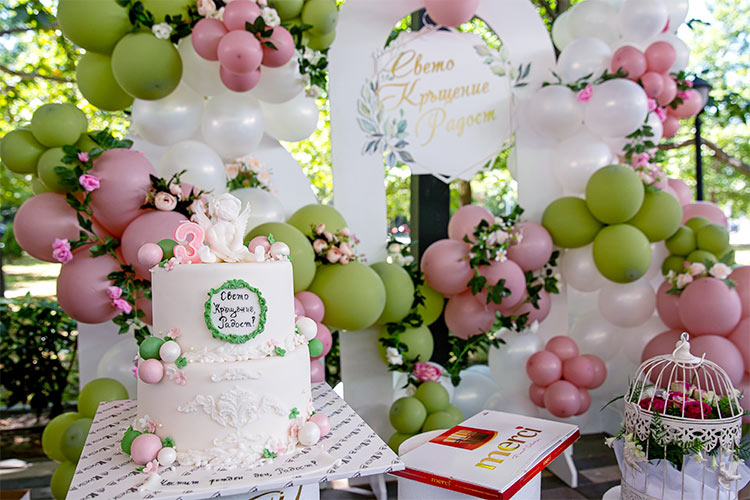 Торта за момиче, за отпразнуване на кръщението ѝ в ресторант Южен Полъх, град Пловдив.